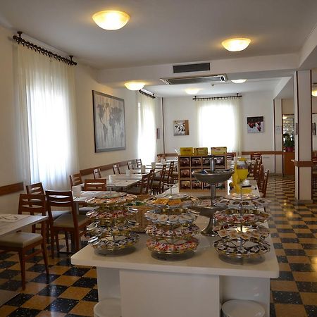 Albergo Larenzia Cattolica Exterior photo