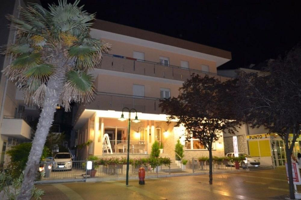 Albergo Larenzia Cattolica Exterior photo