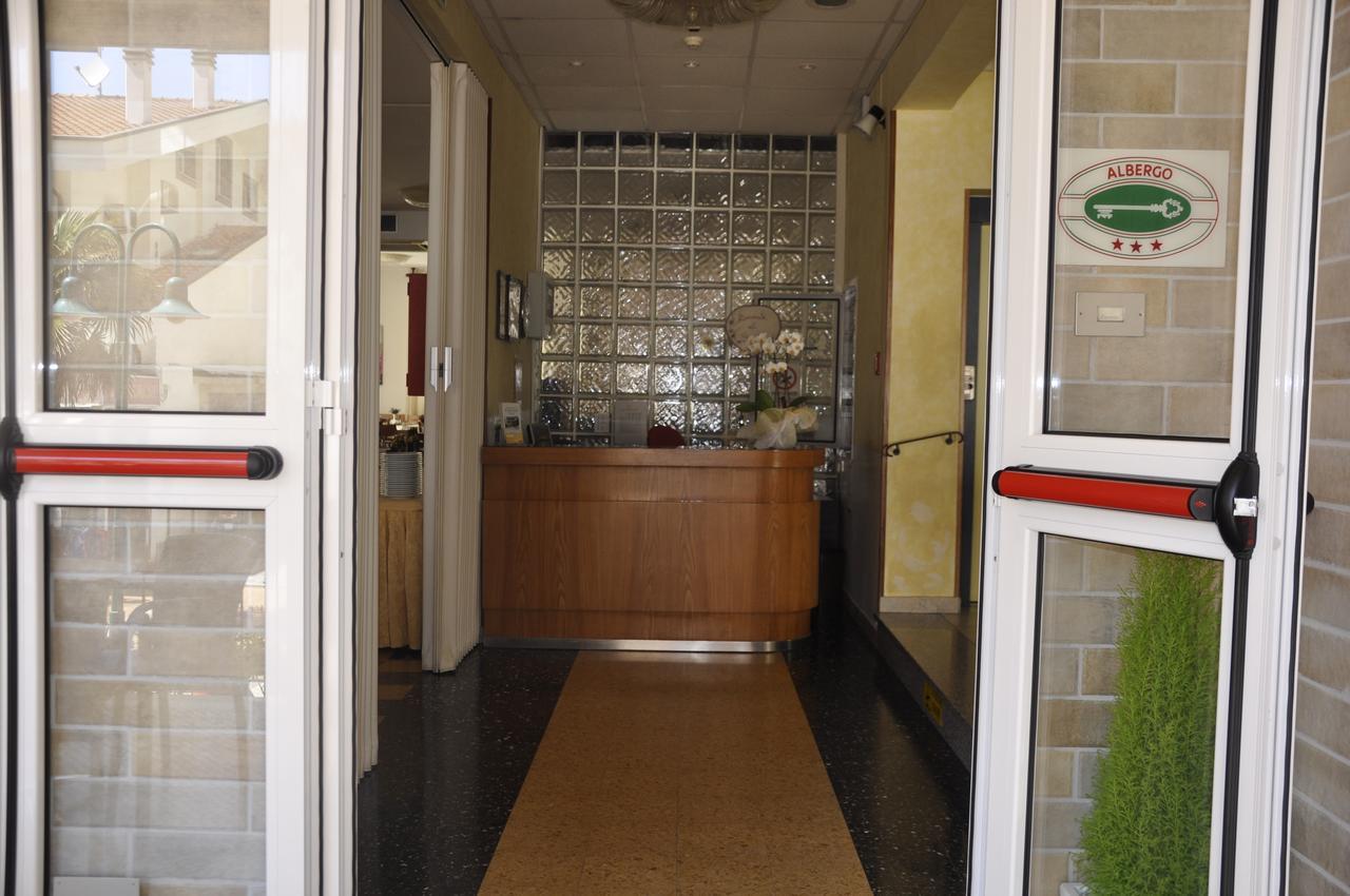 Albergo Larenzia Cattolica Exterior photo