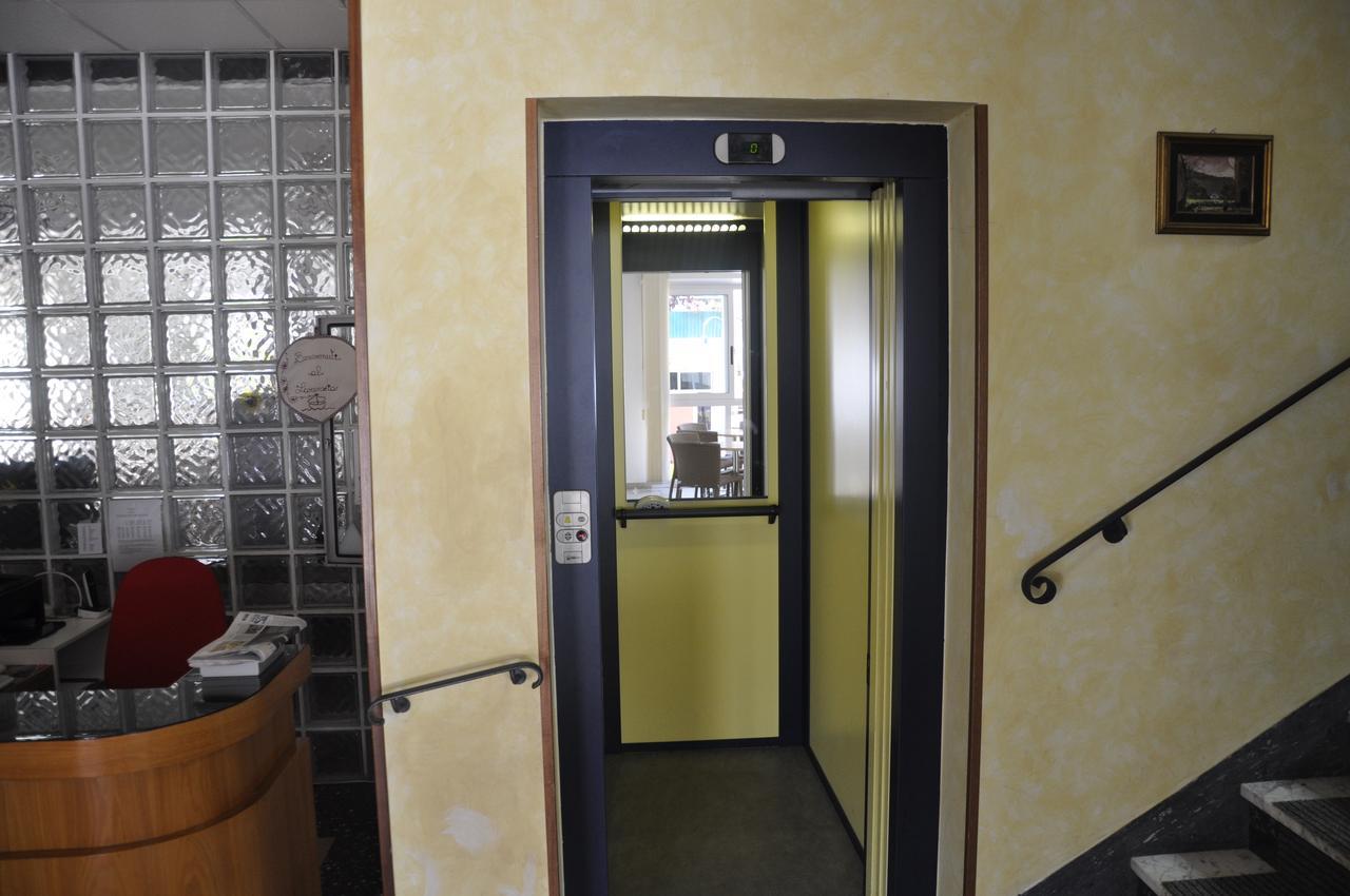 Albergo Larenzia Cattolica Exterior photo