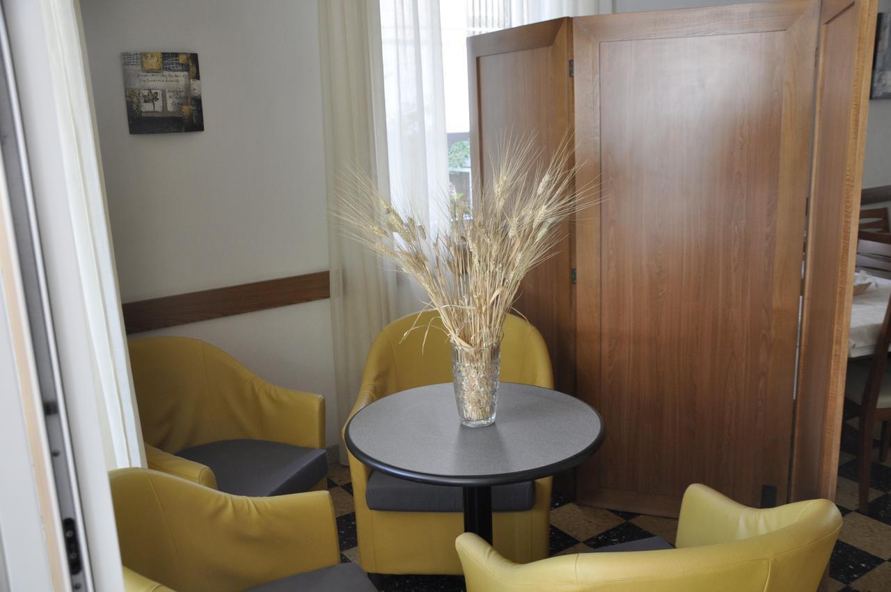 Albergo Larenzia Cattolica Exterior photo