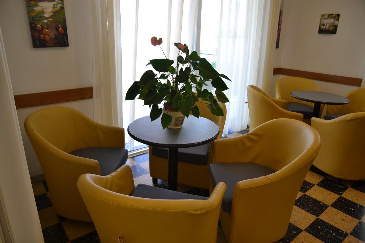 Albergo Larenzia Cattolica Exterior photo