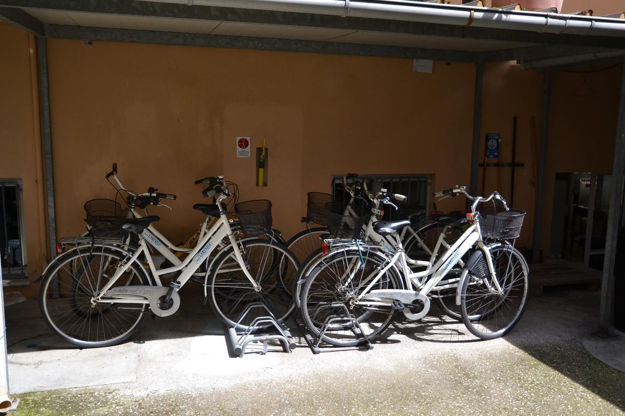 Albergo Larenzia Cattolica Exterior photo