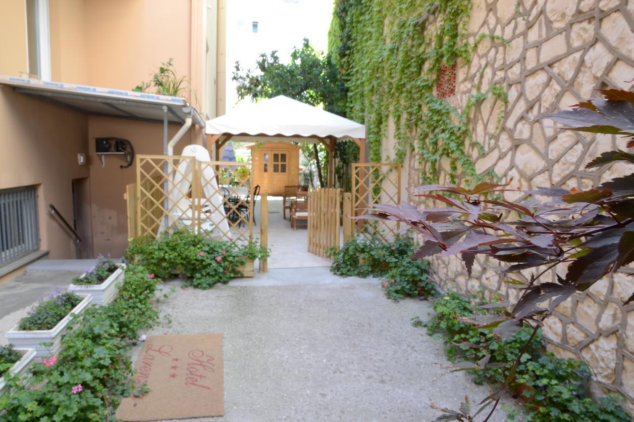 Albergo Larenzia Cattolica Exterior photo