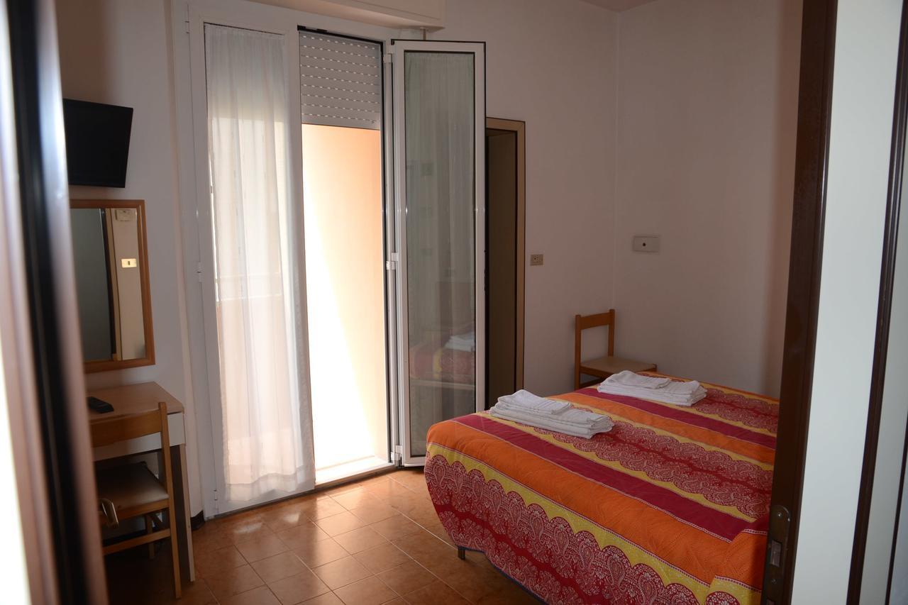 Albergo Larenzia Cattolica Exterior photo