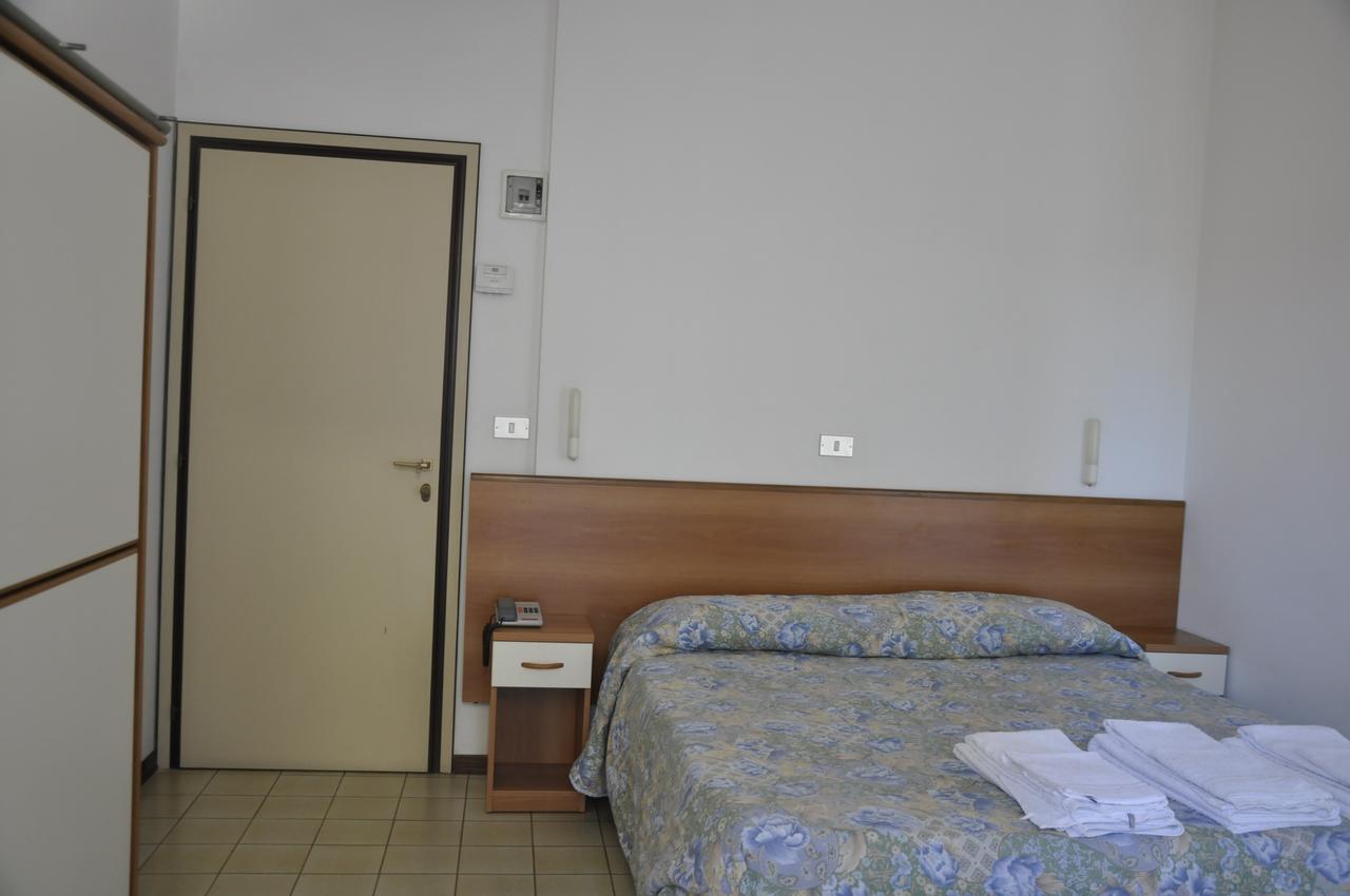 Albergo Larenzia Cattolica Exterior photo