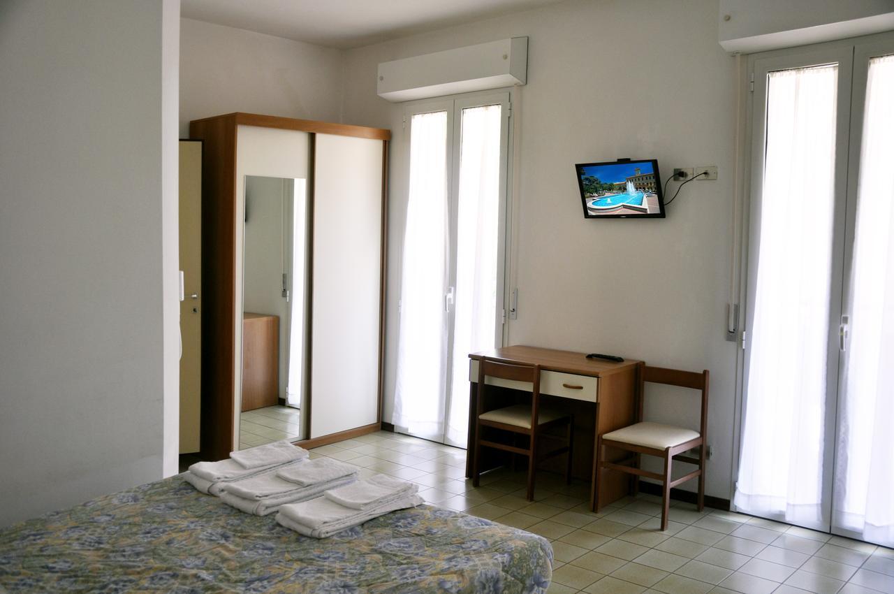Albergo Larenzia Cattolica Exterior photo