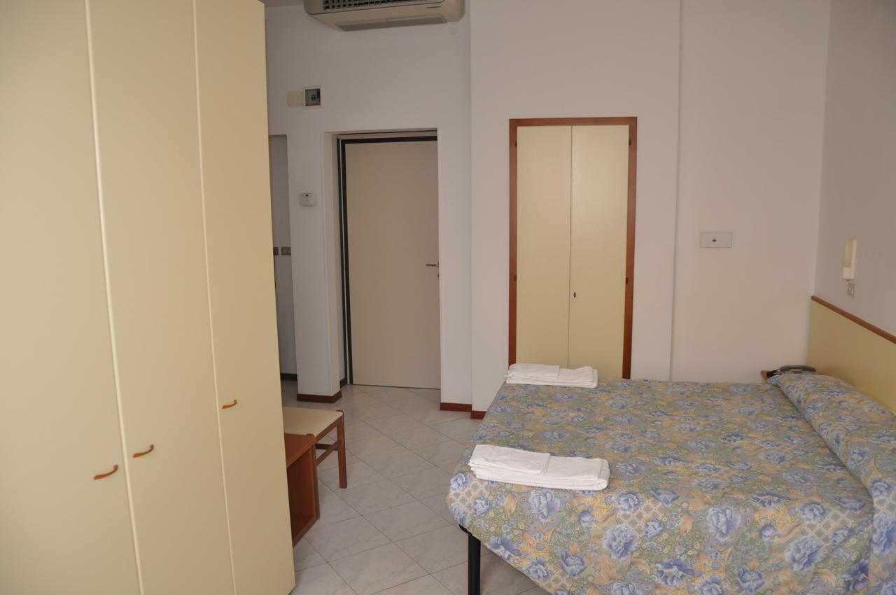 Albergo Larenzia Cattolica Exterior photo